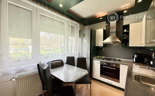 JUH PRI AUPARKU - JANTÁROVÁ -  3 IZBOVÝ BYT PO REKONŠTRUKCII 65 M2 S LODŽIOU.