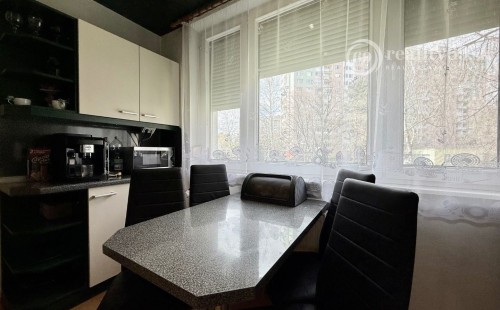 JUH PRI AUPARKU - JANTÁROVÁ -  3 IZBOVÝ BYT PO REKONŠTRUKCII 65 M2 S LODŽIOU.