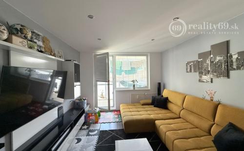 FURČA - KPT. JAROŠA PEKNÝ 2 IZBOVÝ BYT 58 M2, LODŽIA, PO REKONŠTRUKCII ZARIADENÝ.