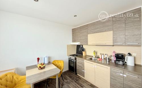 FURČA - KPT. JAROŠA PEKNÝ 2 IZBOVÝ BYT 58 M2, LODŽIA, PO REKONŠTRUKCII ZARIADENÝ.