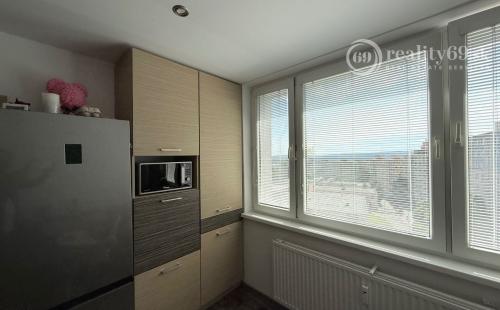 FURČA - KPT. JAROŠA PEKNÝ 2 IZBOVÝ BYT 58 M2, LODŽIA, PO REKONŠTRUKCII ZARIADENÝ.