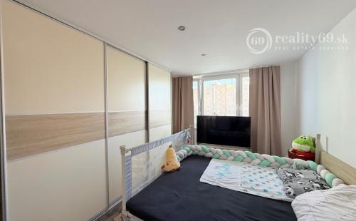 FURČA - KPT. JAROŠA PEKNÝ 2 IZBOVÝ BYT 58 M2, LODŽIA, PO REKONŠTRUKCII ZARIADENÝ.