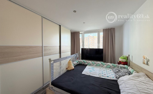 FURČA - KPT. JAROŠA PEKNÝ 2 IZBOVÝ BYT 58 M2, LODŽIA, PO REKONŠTRUKCII ZARIADENÝ.