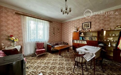 SVINICA -  5 IZBOVÝ POSCHODOVÝ RODINNÝ DOM NA VÝBORNOM MIESTE, POZEMOK 1.256 M2.