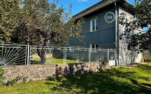 SVINICA -  5 IZBOVÝ POSCHODOVÝ RODINNÝ DOM NA VÝBORNOM MIESTE, POZEMOK 1.256 M2.