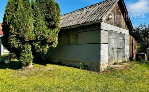 SVINICA -  5 IZBOVÝ POSCHODOVÝ RODINNÝ DOM NA VÝBORNOM MIESTE, POZEMOK 1.256 M2.