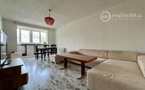 ROSNÁ - PEKNÝ 1,5  IZBOVÝ BYT PO REKONŠTRUKCII ČIASTOČNE ZARIADENÝ.