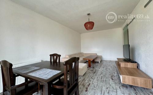 ROSNÁ - PEKNÝ 1,5  IZBOVÝ BYT PO REKONŠTRUKCII ČIASTOČNE ZARIADENÝ.