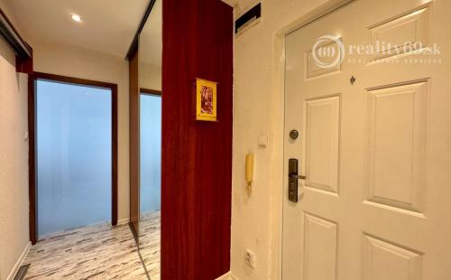 ROSNÁ - PEKNÝ 1,5  IZBOVÝ BYT PO REKONŠTRUKCII ČIASTOČNE ZARIADENÝ.