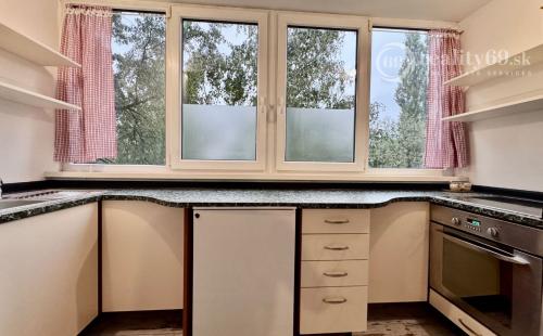 ROSNÁ - PEKNÝ 1,5  IZBOVÝ BYT PO REKONŠTRUKCII ČIASTOČNE ZARIADENÝ.