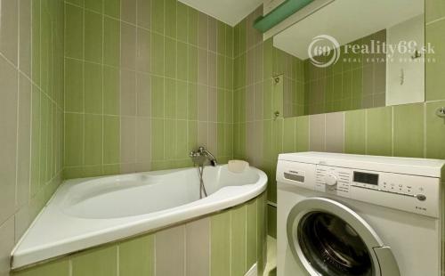 ROSNÁ - PEKNÝ 1,5  IZBOVÝ BYT PO REKONŠTRUKCII ČIASTOČNE ZARIADENÝ.