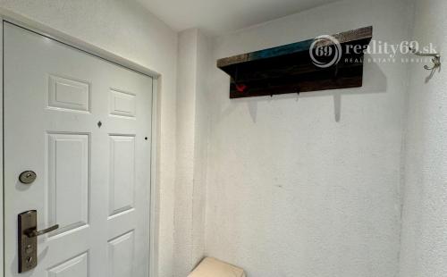 ROSNÁ - PEKNÝ 1,5  IZBOVÝ BYT PO REKONŠTRUKCII ČIASTOČNE ZARIADENÝ.