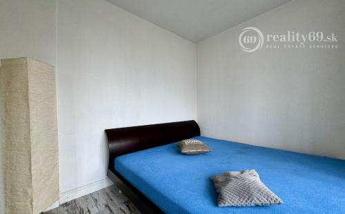 ROSNÁ - PEKNÝ 1,5  IZBOVÝ BYT PO REKONŠTRUKCII ČIASTOČNE ZARIADENÝ.