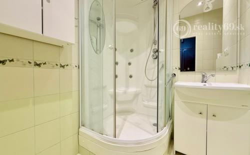 TERASA - POVAŽSKÁ 2 IZBOVÝ BYT TOP INVESTÍCIA 58 M2.