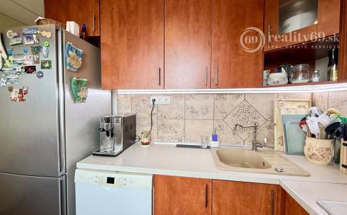 SEVER - ČÁRSKEHO TEHLOVÝ 2 IZBOVÝ KOMPLETNÁ REKONŠTRUKCIA 54 M2.