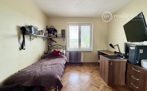 SEVER - ČÁRSKEHO TEHLOVÝ 2 IZBOVÝ KOMPLETNÁ REKONŠTRUKCIA 54 M2.