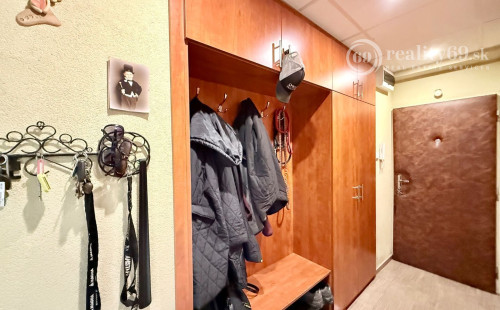 SEVER - ČÁRSKEHO TEHLOVÝ 2 IZBOVÝ KOMPLETNÁ REKONŠTRUKCIA 54 M2.