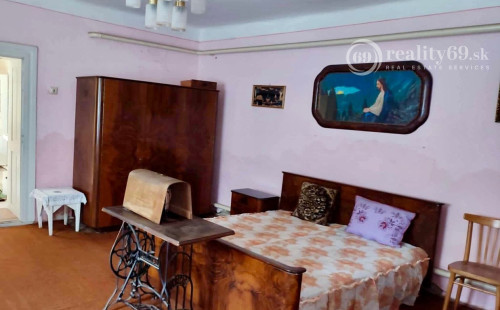 ČERNOCHOV - 3 IZBOVÝ RD V DOBROM STAVE, LETNÁ KUCHYŇA, 2007 M2 POZEMOK.