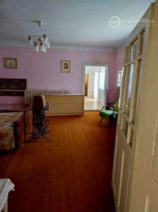 ČERNOCHOV - 3 IZBOVÝ RD V DOBROM STAVE, LETNÁ KUCHYŇA, 2007 M2 POZEMOK.