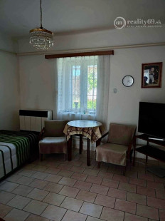 ČERNOCHOV - 3 IZBOVÝ RD V DOBROM STAVE, LETNÁ KUCHYŇA, 2007 M2 POZEMOK.