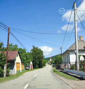 ČERNOCHOV - 3 IZBOVÝ RD V DOBROM STAVE, LETNÁ KUCHYŇA, 2007 M2 POZEMOK.