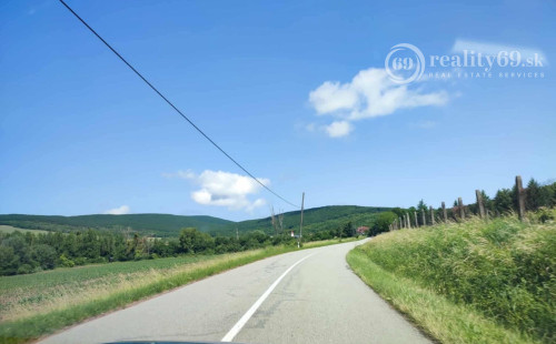 ČERNOCHOV - 3 IZBOVÝ RD V DOBROM STAVE, LETNÁ KUCHYŇA, 2007 M2 POZEMOK.