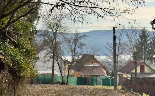 MAĎARSKO - JAZERO RAKACA  STAVEBNÝ POZEMOK 227 M2 - IS NA HRANICI POZEMKU.