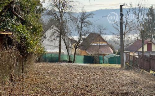 MAĎARSKO - JAZERO RAKACA  STAVEBNÝ POZEMOK 227 M2 - IS NA HRANICI POZEMKU.
