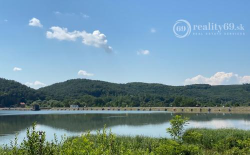 MAĎARSKO - JAZERO RAKACA  STAVEBNÝ POZEMOK 227 M2 - IS NA HRANICI POZEMKU.