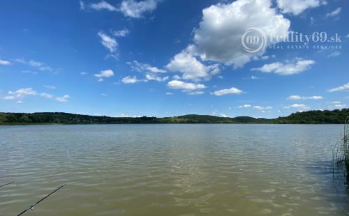 MAĎARSKO - JAZERO RAKACA  STAVEBNÝ POZEMOK 227 M2 - IS NA HRANICI POZEMKU.