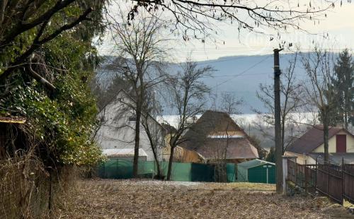 MAĎARSKO - JAZERO RAKACA  STAVEBNÝ POZEMOK 227 M2 - IS NA HRANICI POZEMKU.