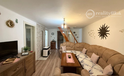 MAĎARSKO - JAZERO RAKACA - POSCHODOVÁ 5 IZBOVÁ CHATA, TERASA, BAZÉN, GARÁŽ.