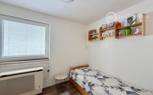 MAĎARSKO - JAZERO RAKACA - POSCHODOVÁ 5 IZBOVÁ CHATA, TERASA, BAZÉN, GARÁŽ.