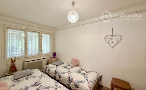 MAĎARSKO - JAZERO RAKACA - POSCHODOVÁ 5 IZBOVÁ CHATA, TERASA, BAZÉN, GARÁŽ.