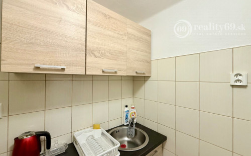 MAĎARSKO - JAZERO RAKACA - POSCHODOVÁ 5 IZBOVÁ CHATA, TERASA, BAZÉN, GARÁŽ.