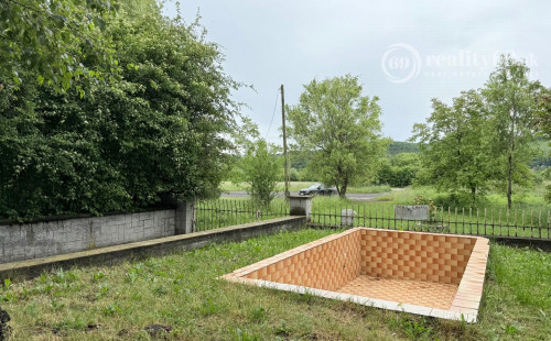 MAĎARSKO - JAZERO RAKACA - POSCHODOVÁ 5 IZBOVÁ CHATA, TERASA, BAZÉN, GARÁŽ.