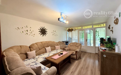 MAĎARSKO - JAZERO RAKACA - POSCHODOVÁ 5 IZBOVÁ CHATA, TERASA, BAZÉN, GARÁŽ.