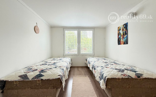 MAĎARSKO - JAZERO RAKACA - POSCHODOVÁ 5 IZBOVÁ CHATA, TERASA, BAZÉN, GARÁŽ.