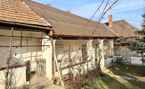 MAĎARSKO - FORRÓ / ENCS - ABÚJDEVECSER  - 4 IZBOVÝ DOM.