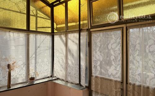 MAĎARSKO - FORRÓ / ENCS - ABÚJDEVECSER  - 4 IZBOVÝ DOM.