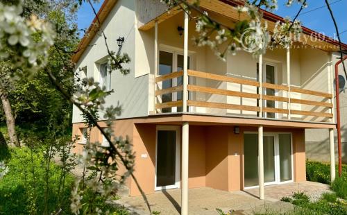 NOVÁ CENA - MAĎARSKO - JAZERO RAKACA - POSCHODOVÁ 3 IZBOVÁ CHATA, KUCHYŇA, PRI JAZERE S TERASOU.