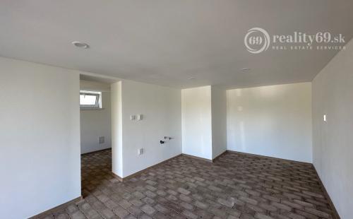 NOVÁ CENA - MAĎARSKO - JAZERO RAKACA - POSCHODOVÁ 3 IZBOVÁ CHATA, KUCHYŇA, PRI JAZERE S TERASOU.