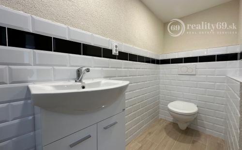 NOVÁ CENA - MAĎARSKO - JAZERO RAKACA - POSCHODOVÁ 3 IZBOVÁ CHATA, KUCHYŇA, PRI JAZERE S TERASOU.