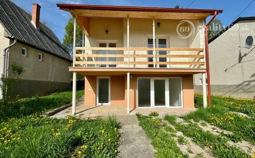 NOVÁ CENA - MAĎARSKO - JAZERO RAKACA - POSCHODOVÁ 3 IZBOVÁ CHATA, KUCHYŇA, PRI JAZERE S TERASOU.