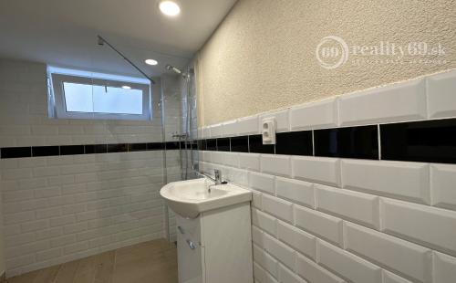 NOVÁ CENA - MAĎARSKO - JAZERO RAKACA - POSCHODOVÁ 3 IZBOVÁ CHATA, KUCHYŇA, PRI JAZERE S TERASOU.