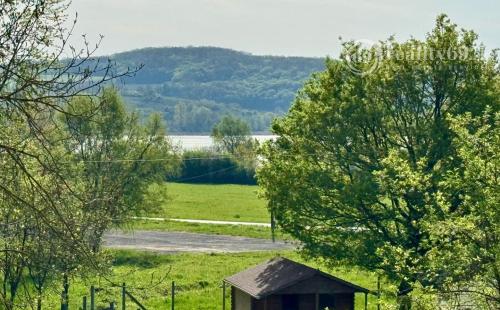 NOVÁ CENA - MAĎARSKO - JAZERO RAKACA - POSCHODOVÁ 3 IZBOVÁ CHATA, KUCHYŇA, PRI JAZERE S TERASOU.