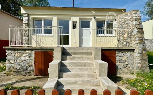 NOVÁ CENA - MAĎARSKO - JAZERO RAKACA - MUROVANÁ CHATA - PRI JAZERE S TERASOU.