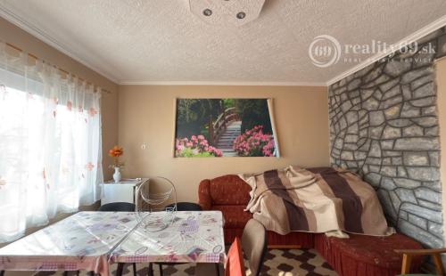 MAĎARSKO - JAZERO RAKACA - POSCHODOVÁ 3 IZBOVÁ CHATA PRI JAZERE S TERASOU.