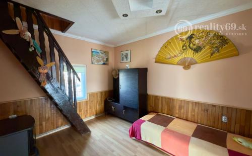 MAĎARSKO - JAZERO RAKACA - POSCHODOVÁ 3 IZBOVÁ CHATA PRI JAZERE S TERASOU.