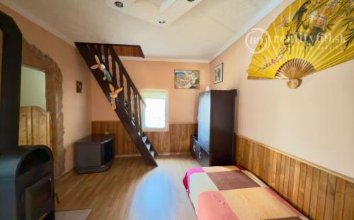 MAĎARSKO - JAZERO RAKACA - POSCHODOVÁ 3 IZBOVÁ CHATA PRI JAZERE S TERASOU.